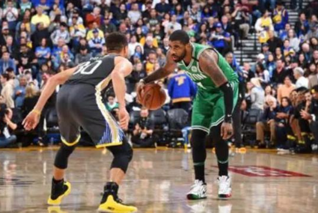  勇士逆转凯尔特人夺得总冠军奖杯  